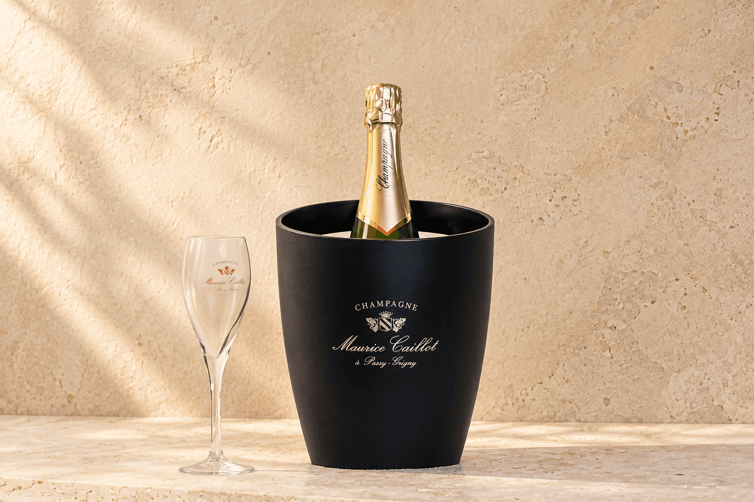 Seau et flûte de Champagne Maurice Caillot sur une pierre claire